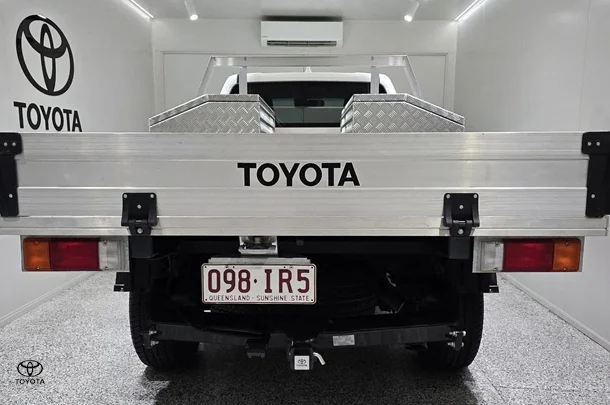 2023 Toyota Hilux SR image 3
