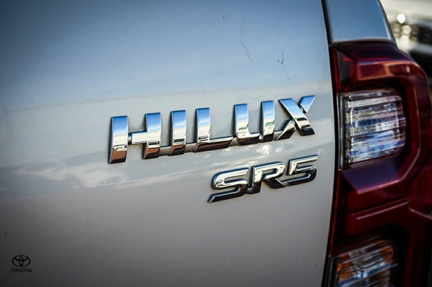 2021 Toyota Hilux 4x4 SR5 image 10
