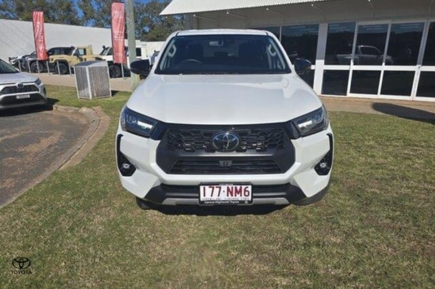 2024 Toyota Hilux SR5 image 2