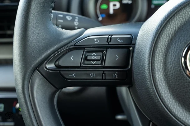 2021 TOYOTA Yaris Hybrid SX image 18