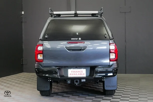 2024 Toyota Hilux 4x4 SR5 image 5