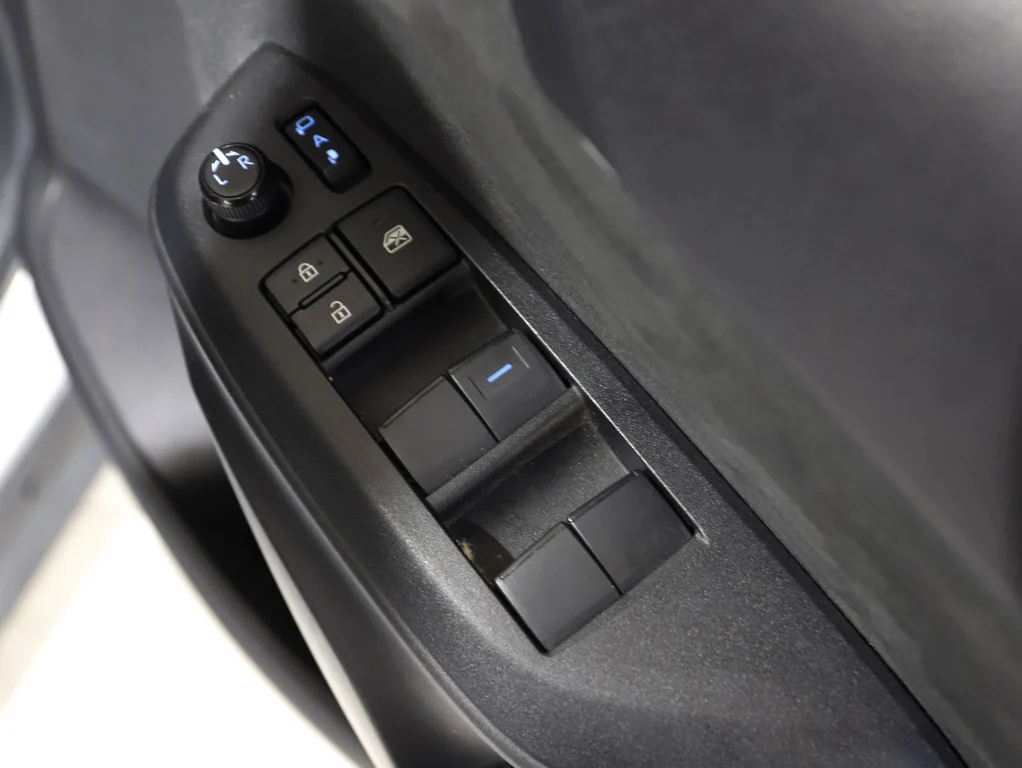 2022 Toyota Yaris Cross Hybrid GX image 17