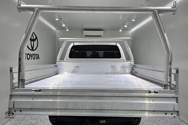 2023 Toyota Hilux SR5 image 4
