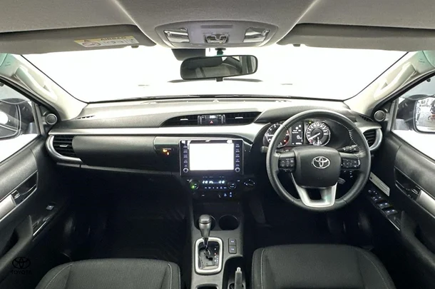 2022 Toyota Hilux SR5 image 2