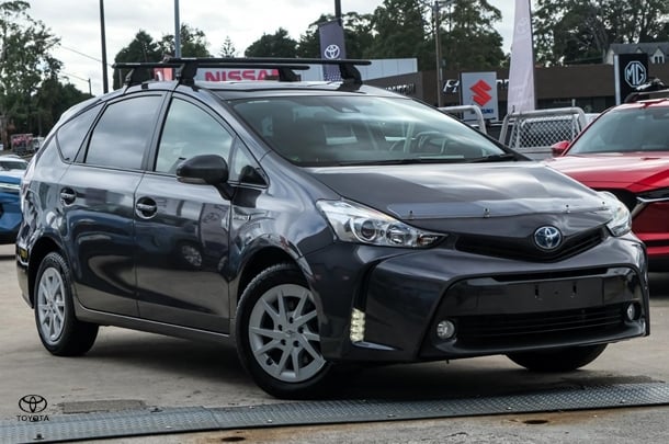 2020 Toyota Prius v L1 image 1