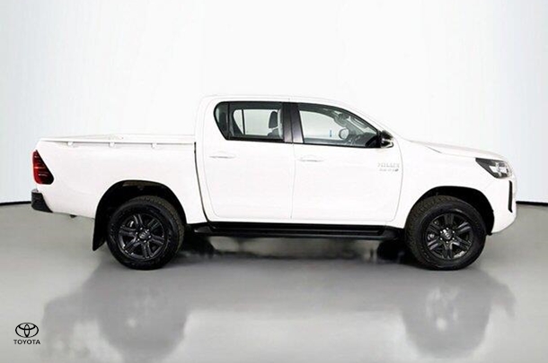 2024 Toyota Hilux SR image 10