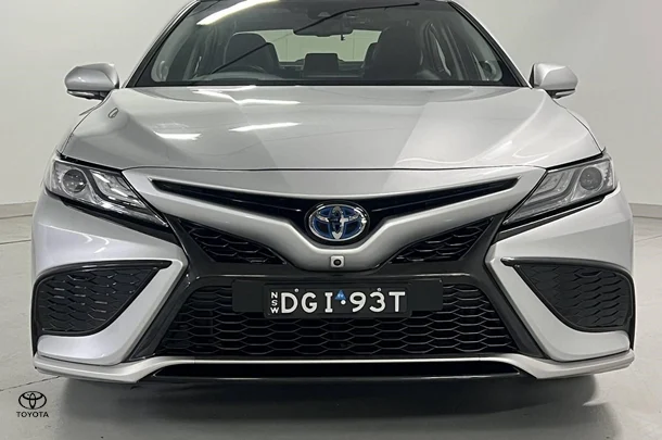 2022 Toyota Camry Hybrid SL image 3