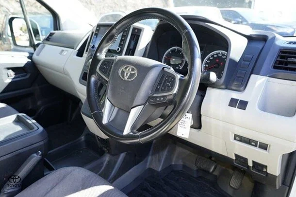 2022 Toyota Hiace LWB image 5