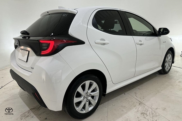 2023 Toyota Yaris Hybrid SX image 9