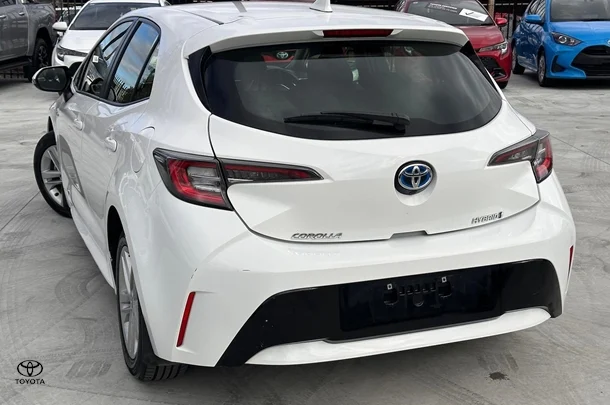 2022 Toyota Corolla Hatch Hybrid Ascent Sport image 2