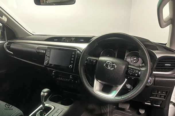 2023 Toyota Hilux SR5 image 9