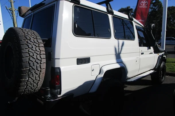 2021 Toyota LC Military GXL image 4