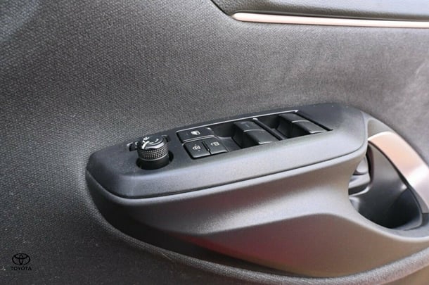2021 Toyota Yaris HB Hybrid SX image 16