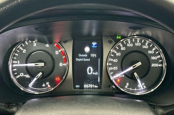 2022 Toyota Hilux SR image 16