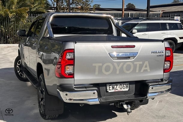 2021 Toyota HiLux 4x4 SR5 image 2