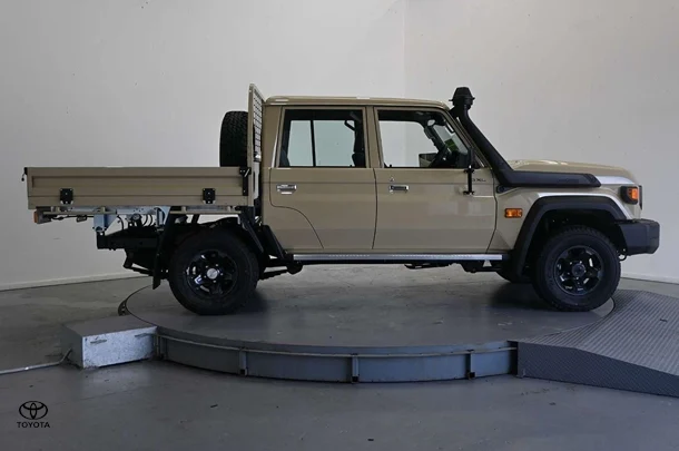 2025 Toyota LC Military GXL image 4