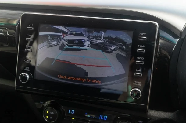 2022 Toyota HILUX SR5 image 14