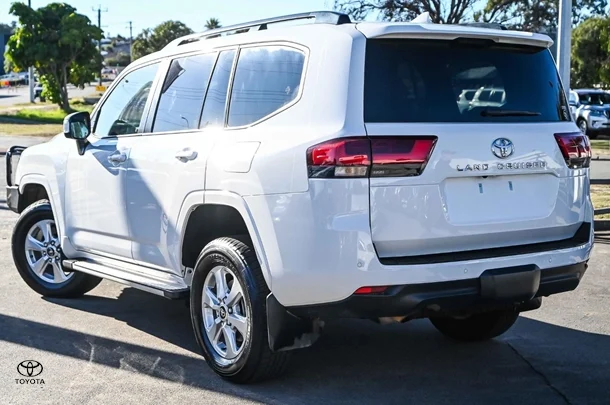 2023 Toyota Landcruiser GXL image 2