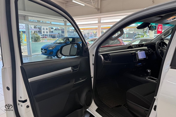 2023 Toyota Hilux SR5 image 9