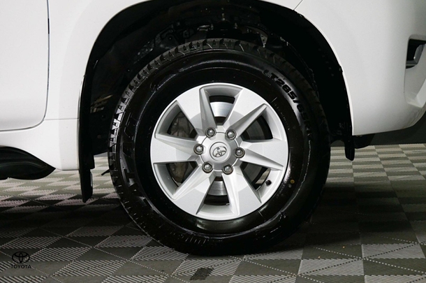 2023 Toyota Prado GXL image 6