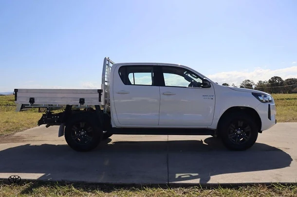 2024 Toyota Hilux 4x4 SR image 3