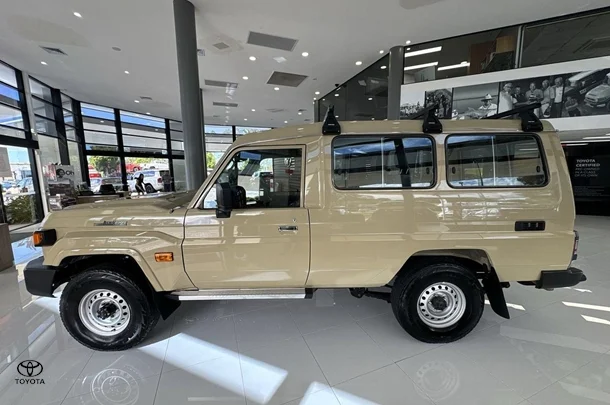 2023 Toyota LC Military GXL image 5