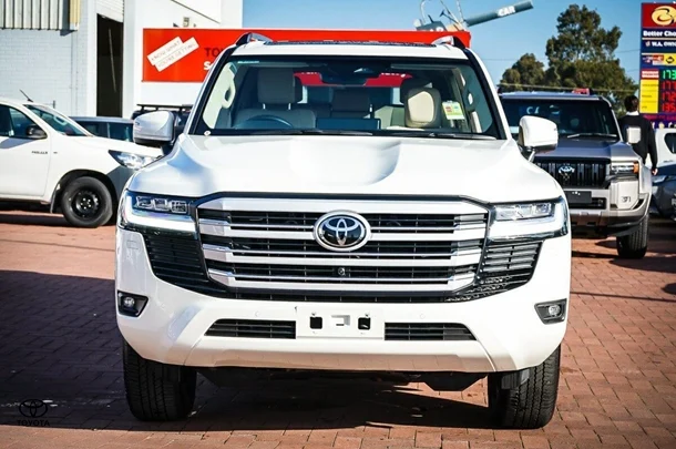 2025 Toyota Landcruiser VX image 3