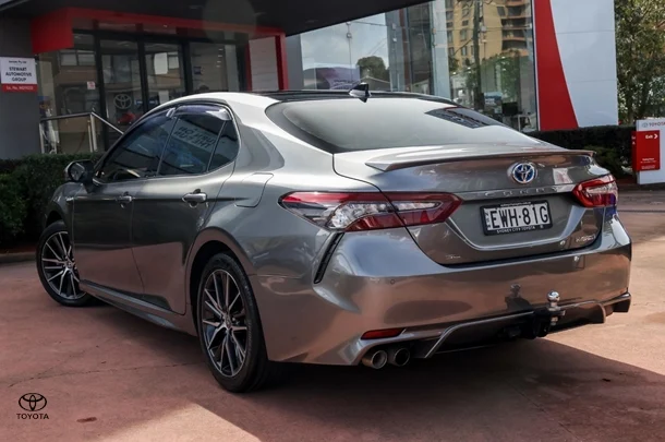 2022 TOYOTA Camry Hybrid SL image 2
