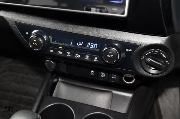2018 Toyota Hilux 4x4 SR5 image 17