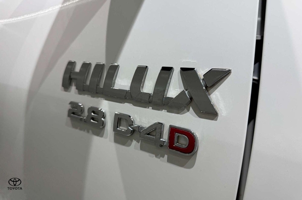 2022 Toyota Hilux SR image 8