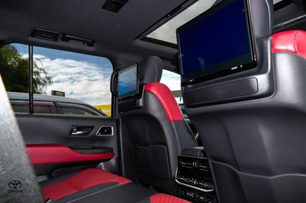 2022 Toyota Landcruiser Sahara ZX image 8