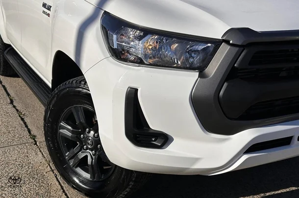 2022 Toyota HiLux 4x4 SR image 3
