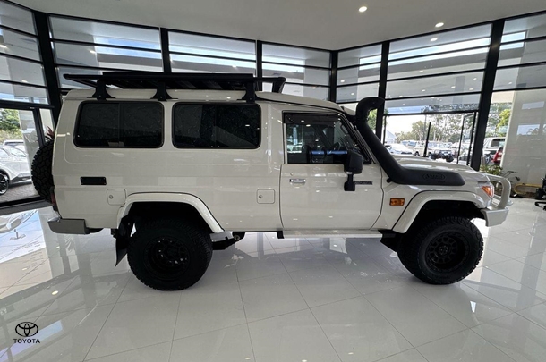 2023 Toyota LC Military GXL image 8