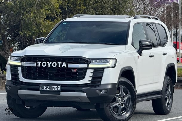2022 Toyota LANDCRUISER GR-S image 3