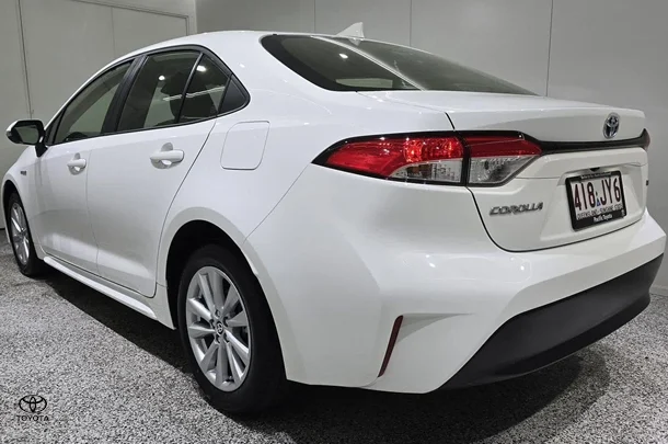 2024 Toyota COROLLA SEDAN HYBRID Ascent Sport image 4