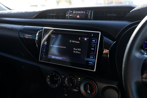 2019 Toyota Hilux 4x2 SR image 15