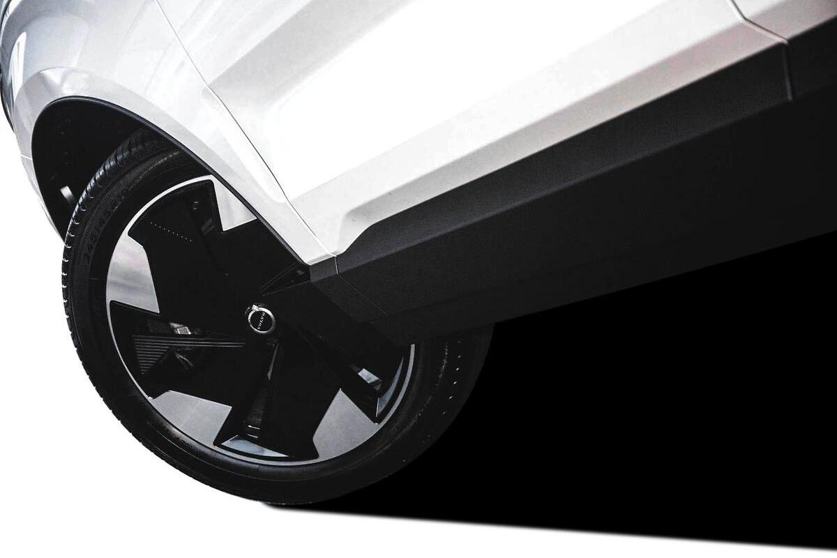 2024 Volvo EX30 Single Motor Extended Range Plus Auto MY25 image 17