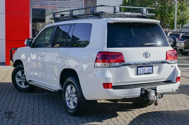 2016 Toyota Landcruiser GXL image 2