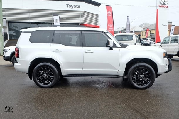 2024 Toyota PRADO Kakadu image 3