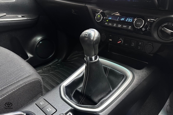 2020 Toyota HiLux 4x4 SR5 image 21
