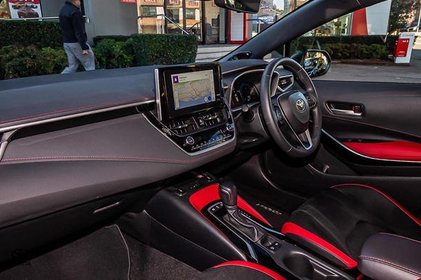 2024 TOYOTA Corolla Hatch Hybrid ZR image 8