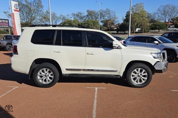 2020 Toyota LandCruiser Sahara image 2