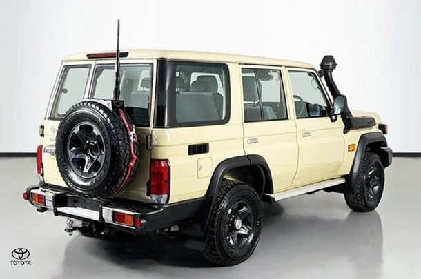 2023 Toyota LANDCRUISER MILITARY GXL image 9
