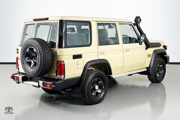 2024 Toyota LANDCRUISER MILITARY GXL image 9