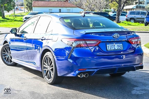 2024 Toyota Camry Hybrid SL image 2