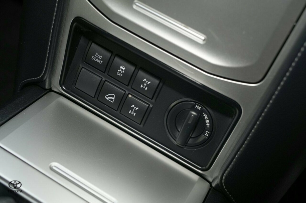 2021 Toyota Prado VX image 19