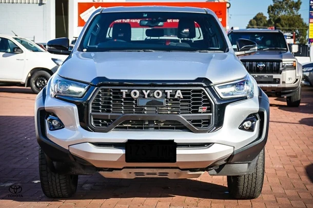 2023 Toyota Hilux 4x4 GR-S image 3