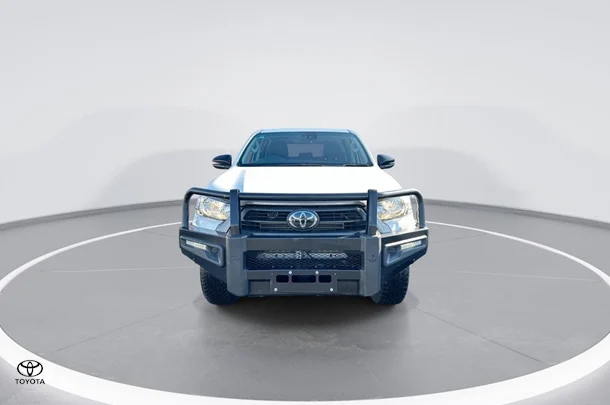 2021 Toyota Hilux SR image 3