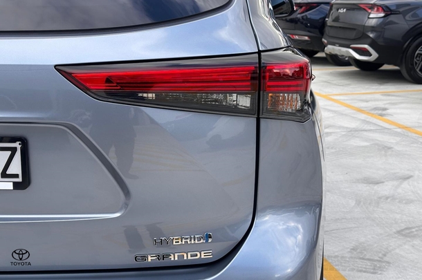 2022 Toyota Kluger Hybrid AWD GRANDE image 6
