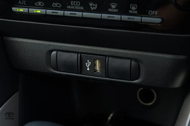 2021 TOYOTA Yaris Hybrid SX image 15